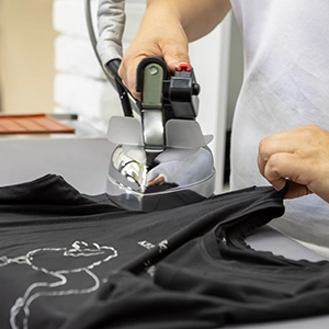 Profesionalno glačanje majice u VECO CLEAN-u